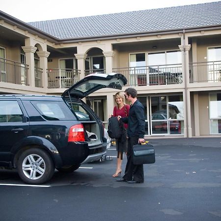 Salerno Motel Apartments Christchurch Dış mekan fotoğraf A hotel porter assisting a guest