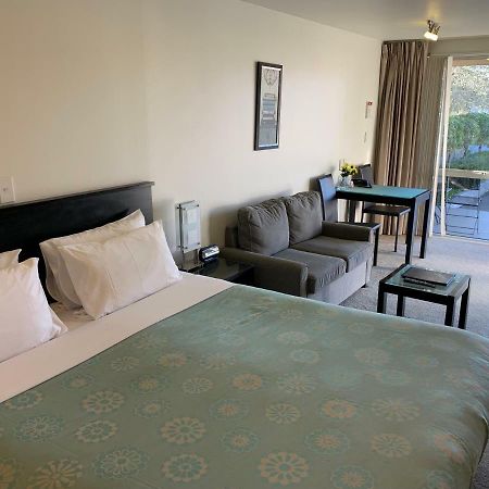 Salerno Motel Apartments Christchurch Dış mekan fotoğraf A typical motel room