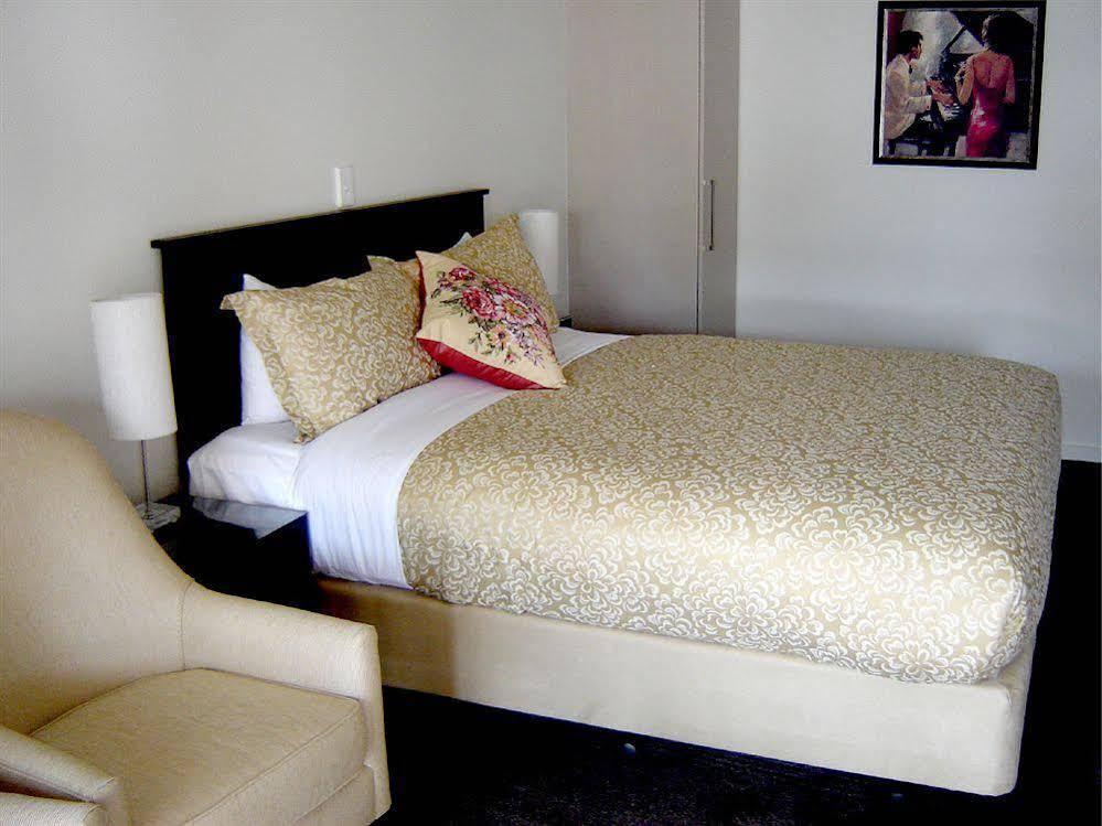 Salerno Motel Apartments Christchurch Dış mekan fotoğraf A bed