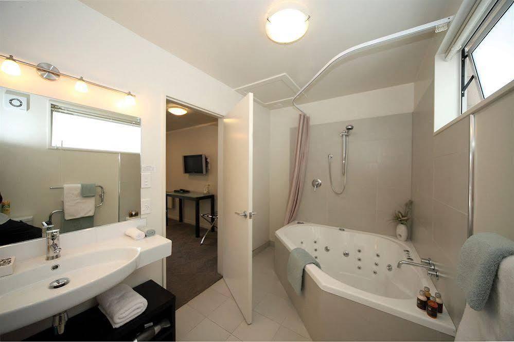 Salerno Motel Apartments Christchurch Dış mekan fotoğraf A bathroom in a hotel