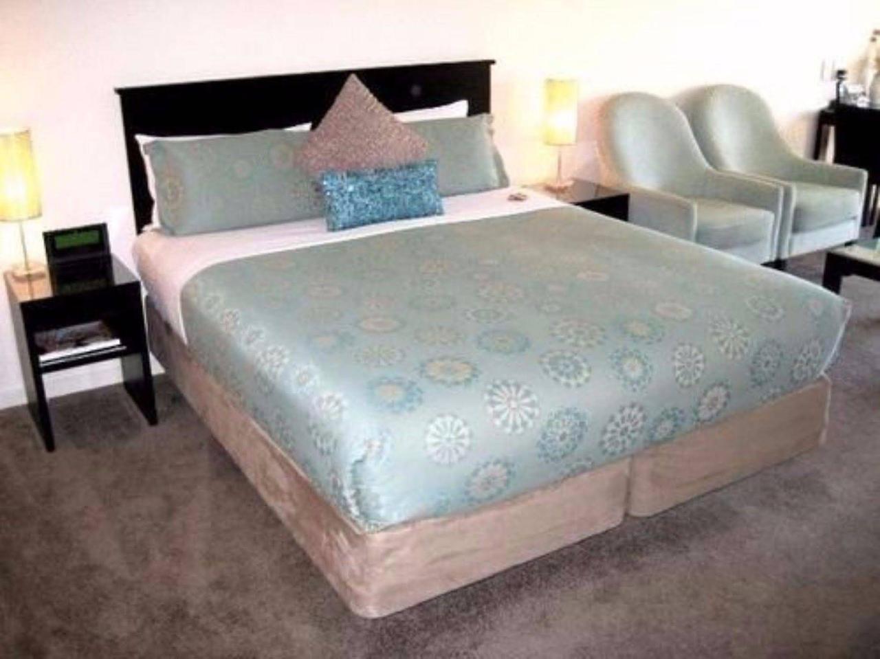 Salerno Motel Apartments Christchurch Dış mekan fotoğraf A bed with a bed skirt