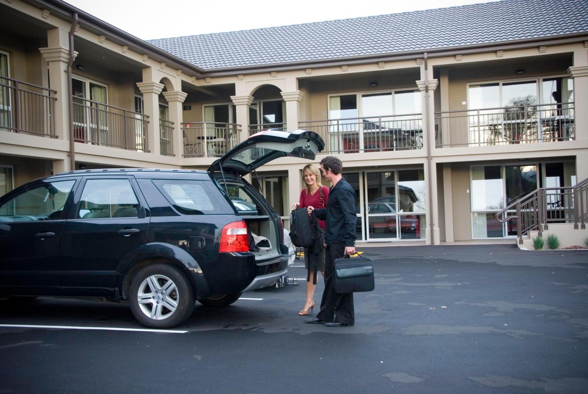 Salerno Motel Apartments Christchurch Dış mekan fotoğraf A hotel porter assisting a guest