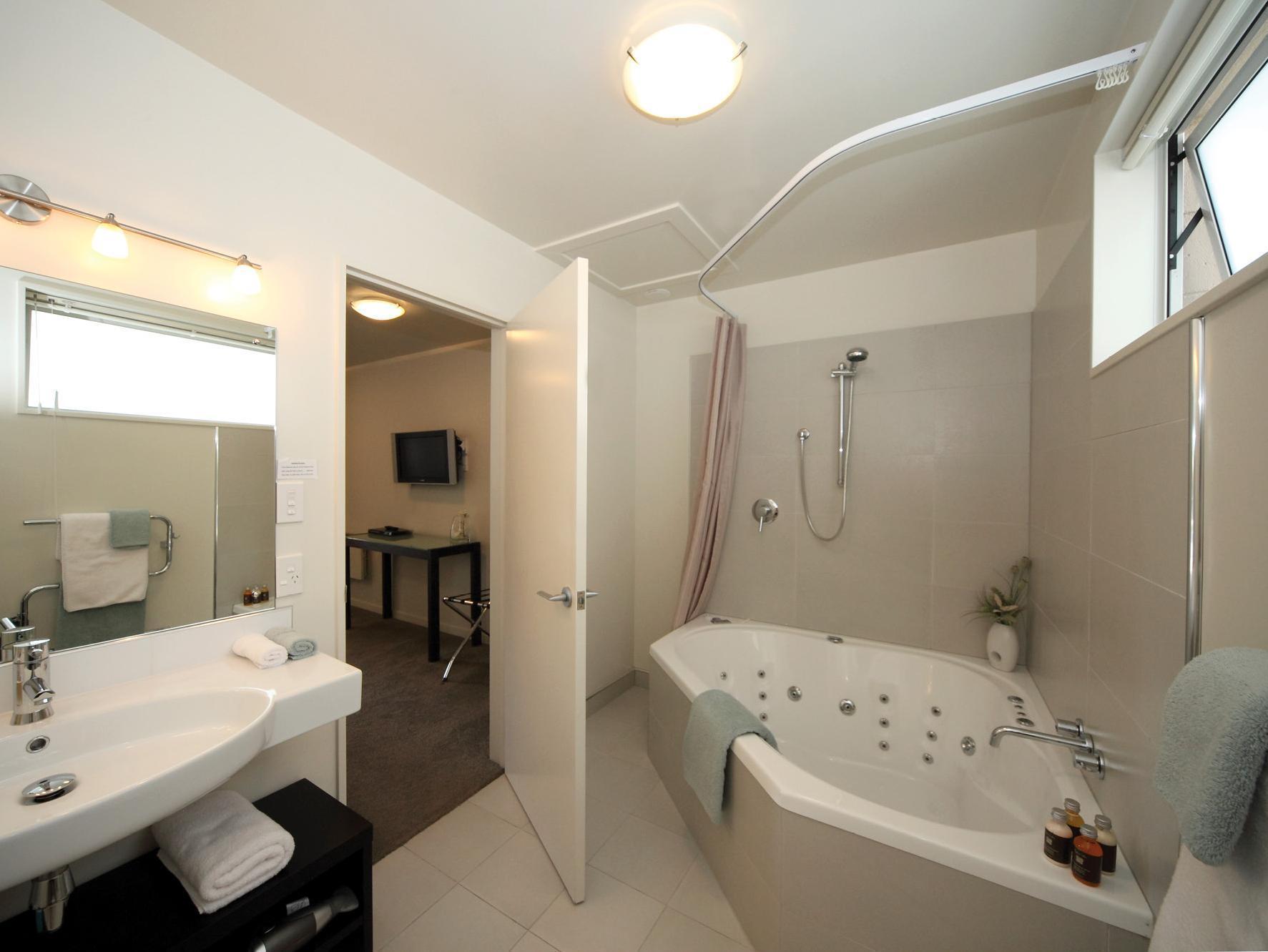 Salerno Motel Apartments Christchurch Dış mekan fotoğraf A modern bathroom