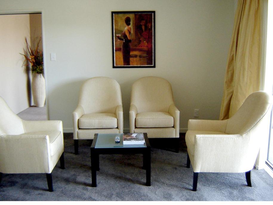 Salerno Motel Apartments Christchurch Oda fotoğraf A waiting room