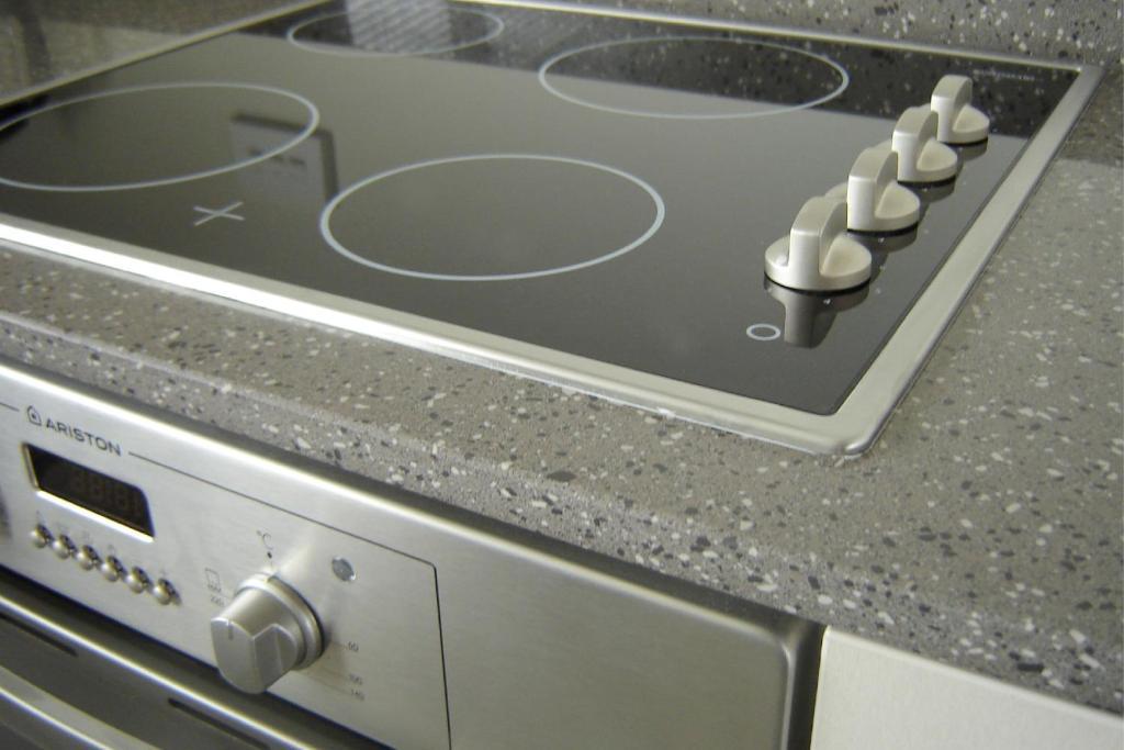 Salerno Motel Apartments Christchurch Oda fotoğraf A ceramic stovetop
