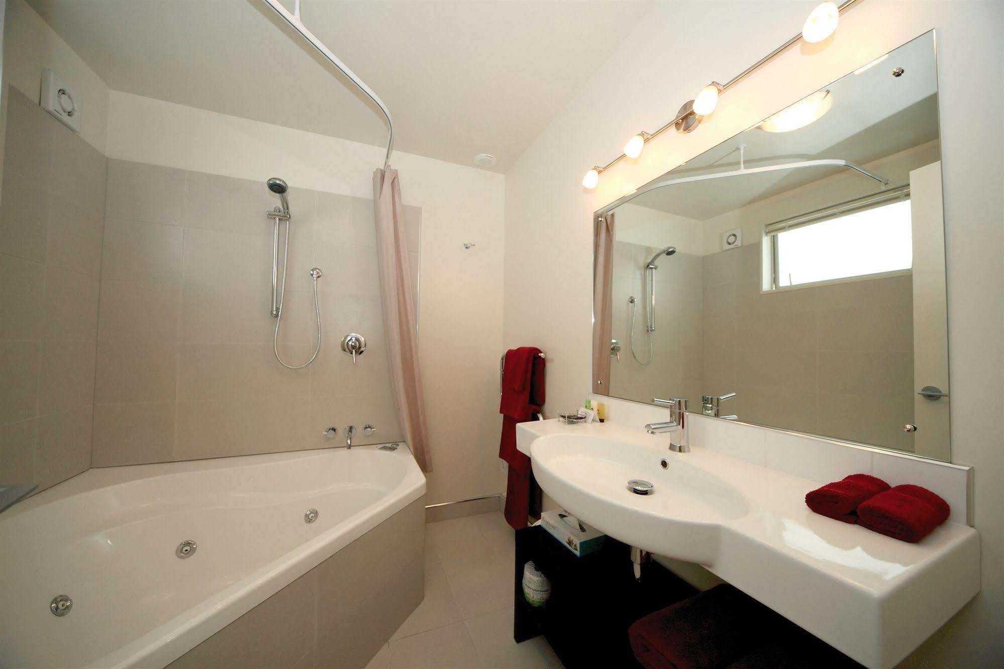 Salerno Motel Apartments Christchurch Dış mekan fotoğraf Bathroom