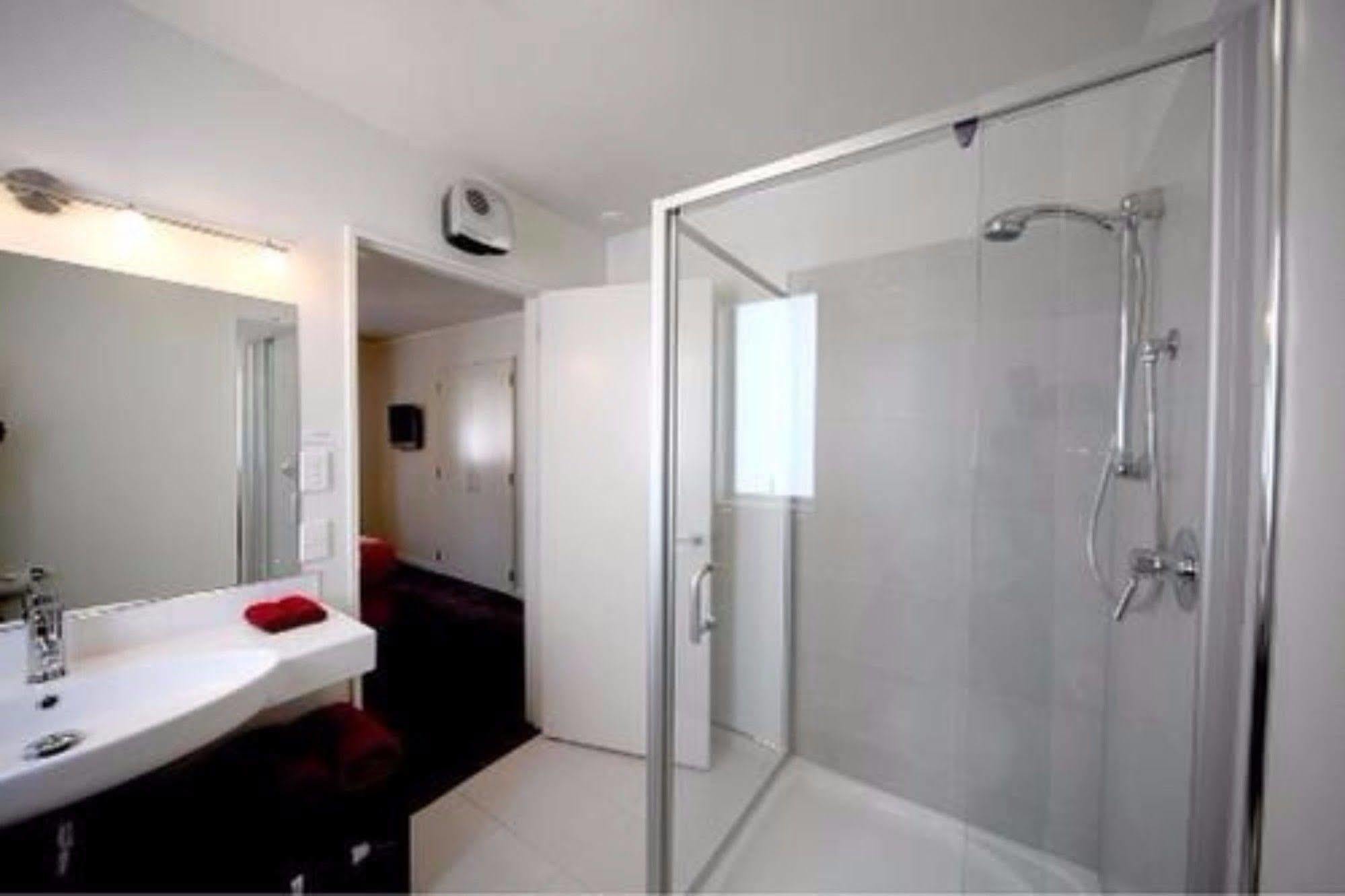 Salerno Motel Apartments Christchurch Dış mekan fotoğraf A shower cubicle