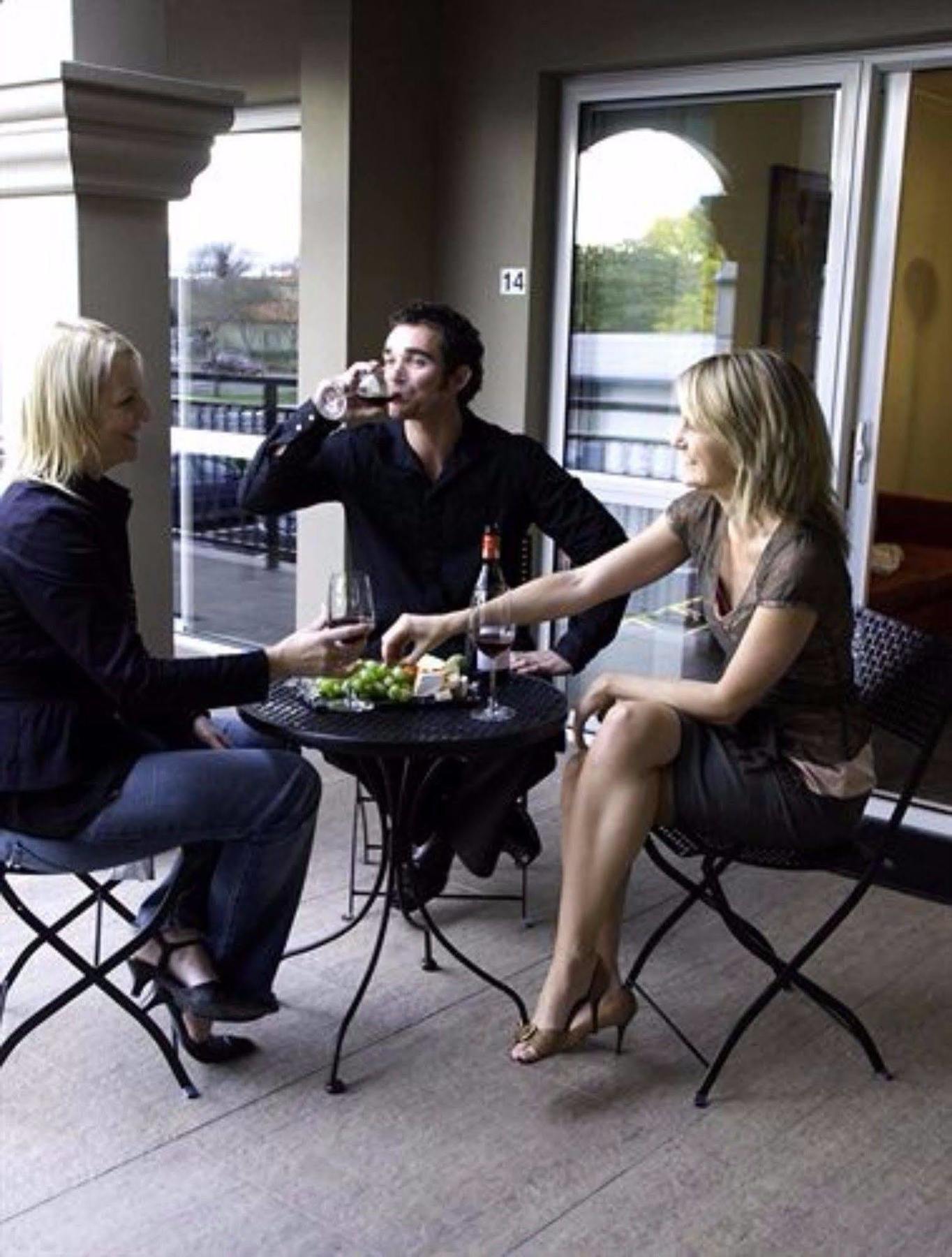 Salerno Motel Apartments Christchurch Dış mekan fotoğraf A wine tasting