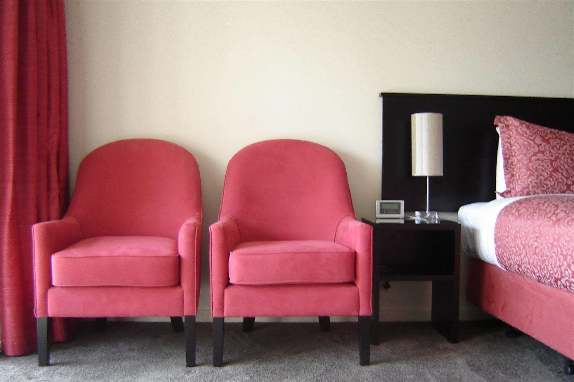 Salerno Motel Apartments Christchurch Dış mekan fotoğraf A pair of club chairs