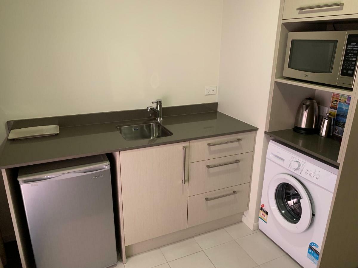 Salerno Motel Apartments Christchurch Dış mekan fotoğraf A kitchenette in a student apartment