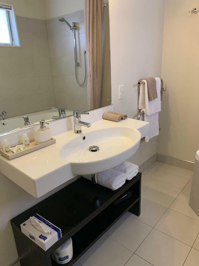 Salerno Motel Apartments Christchurch Dış mekan fotoğraf Bathroom in a hotel