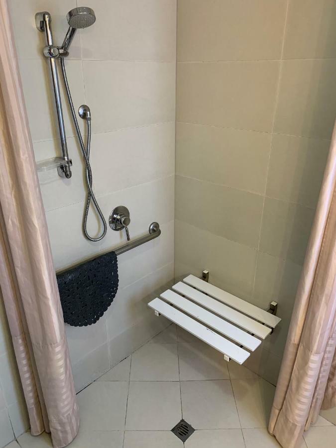 Salerno Motel Apartments Christchurch Dış mekan fotoğraf Shower bench