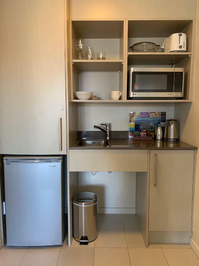 Salerno Motel Apartments Christchurch Dış mekan fotoğraf A kitchenette in a hotel room