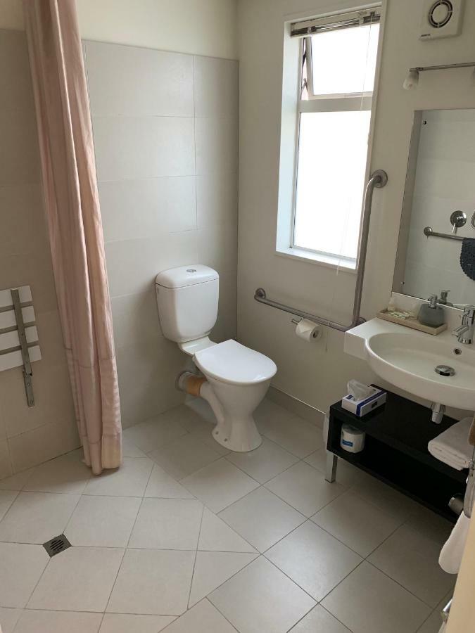 Salerno Motel Apartments Christchurch Dış mekan fotoğraf A modern bathroom in a hotel