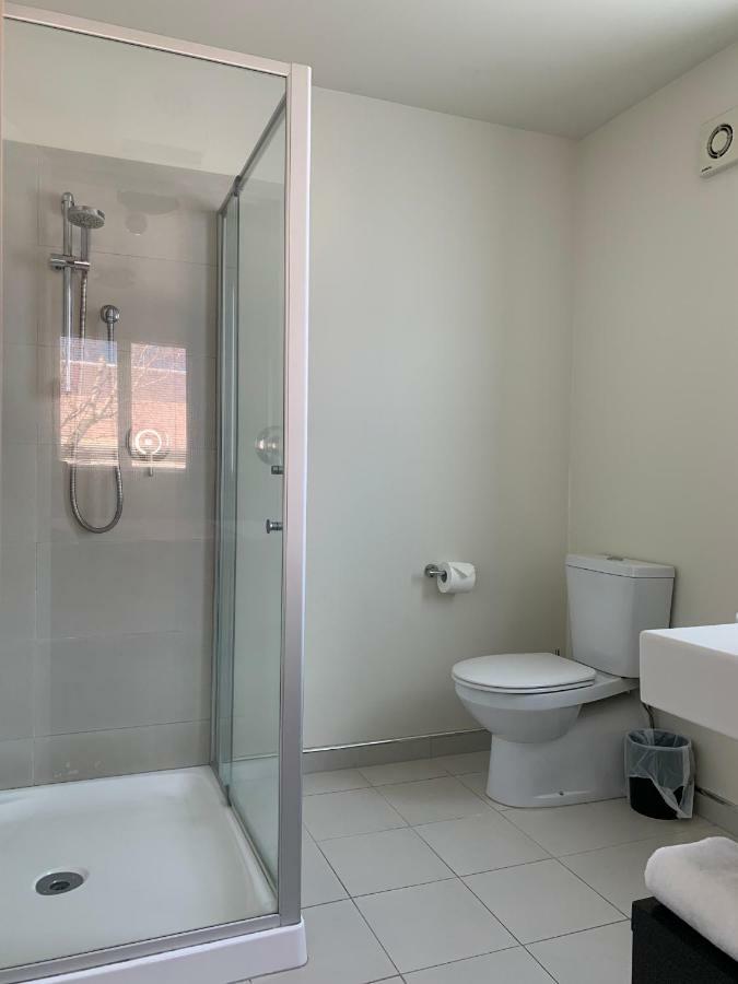 Salerno Motel Apartments Christchurch Dış mekan fotoğraf A shower cubicle