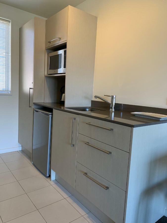 Salerno Motel Apartments Christchurch Dış mekan fotoğraf A kitchenette in a hotel room