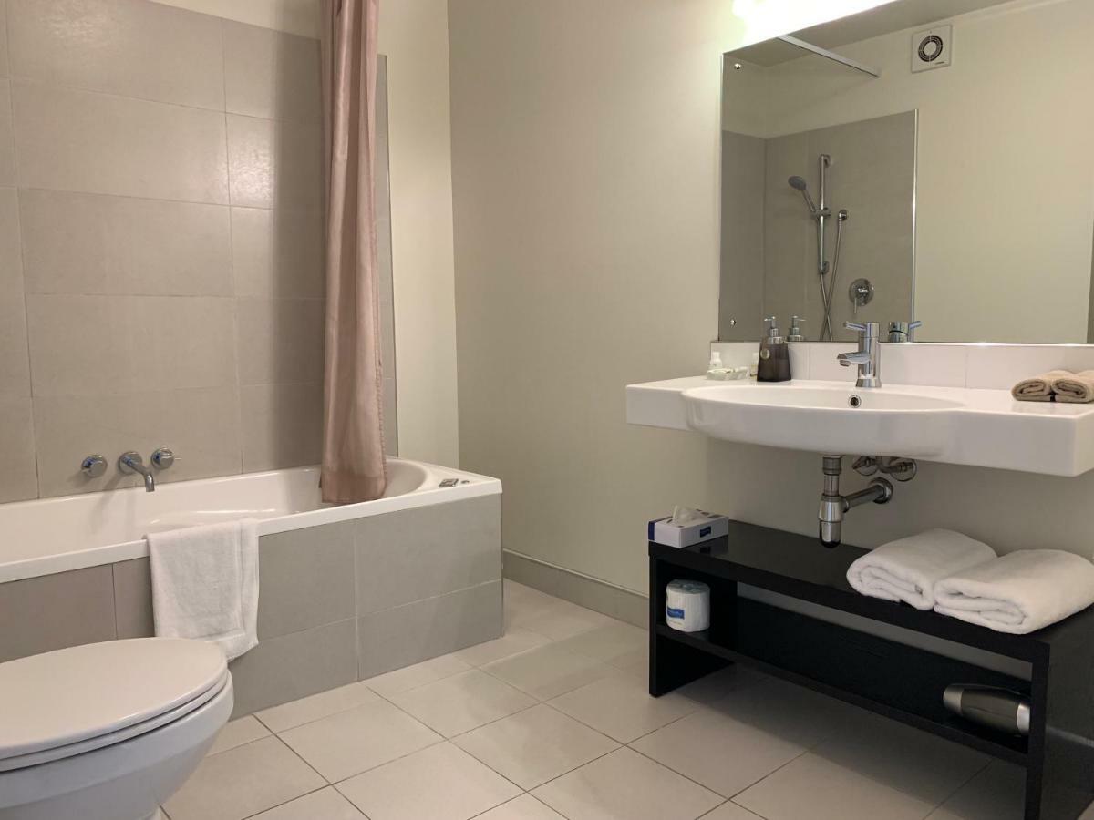 Salerno Motel Apartments Christchurch Dış mekan fotoğraf Bathroom in a hotel