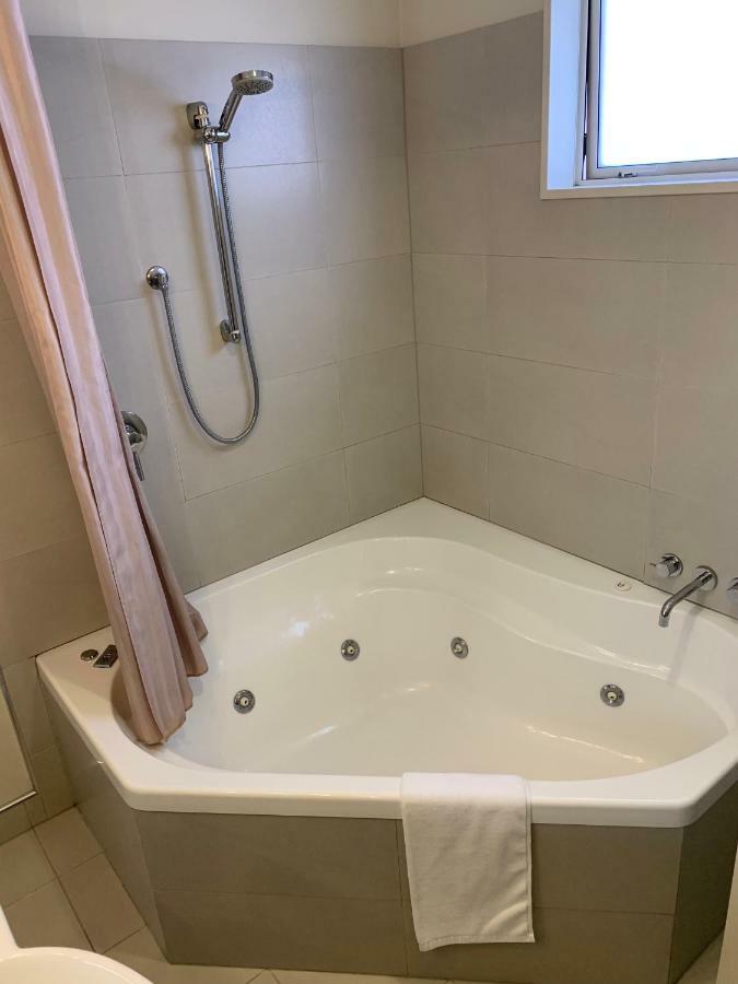 Salerno Motel Apartments Christchurch Dış mekan fotoğraf A shower curtain in a bathtub